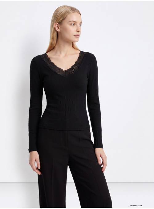 CAMISETA NEGRA CON DETALLES ENCAJE