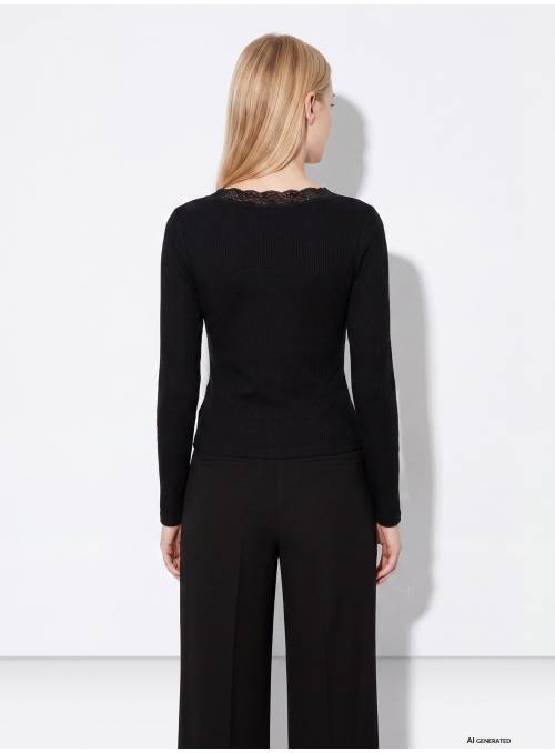 CAMISETA NEGRA CON DETALLES ENCAJE